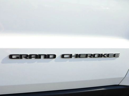 Used 2020 Jeep Grand Cherokee Laredo image 11