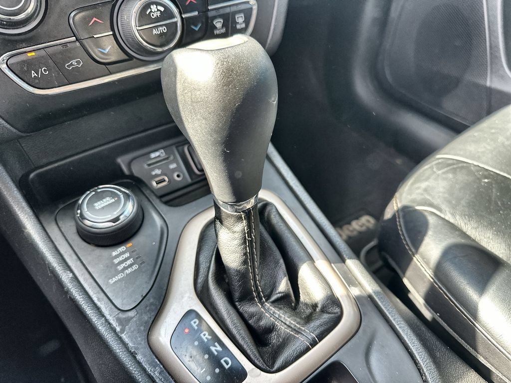 Used 2016 Jeep Cherokee Limited AWD/4WD image 18
