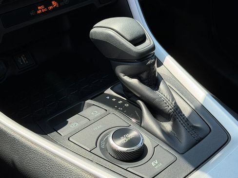 Used 2025 Toyota RAV4 XLE AWD/4WD image 30