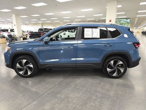 Used 2025 Volkswagen Taos SE AWD/4WD image 3