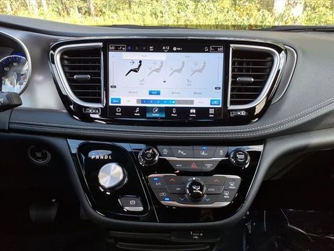 New 2026 Chrysler Pacifica Select image 12