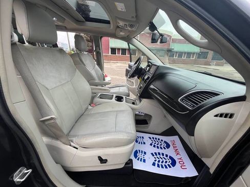 Used 2014 Chrysler Town & Country Touring w/ Driver Convenience Group image 17