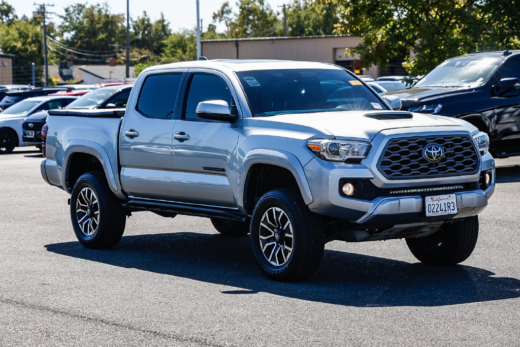 Used 2022 Toyota Tacoma TRD Sport w/ TRD Premium Sport Package AWD/4WD image 5