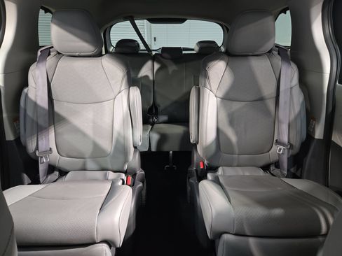 Used 2022 Toyota Sienna Limited FWD image 13