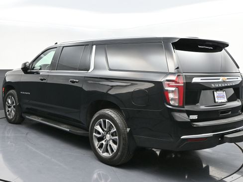 Used 2023 Chevrolet Suburban LT w/ Luxury Package image 5