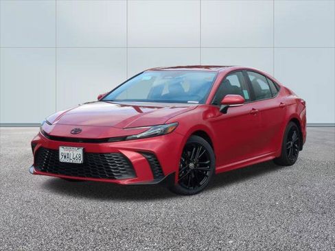 Used 2025 Toyota Camry SE w/ Convenience Package FWD image 1