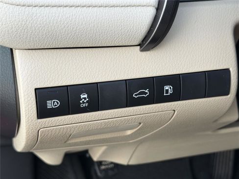 Used 2018 Toyota Camry LE FWD image 30