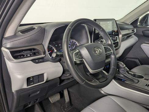 Used 2022 Toyota Highlander XLE image 11