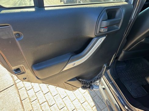 Used 2014 Jeep Wrangler Unlimited Rubicon image 22