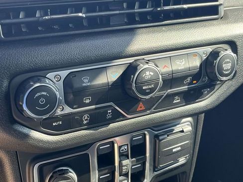 Used 2024 Jeep Gladiator Sport AWD/4WD image 30