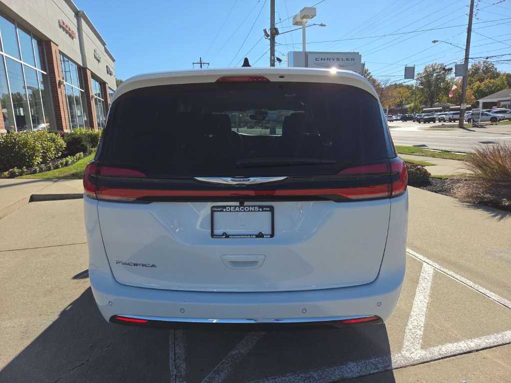 Certified 2026 Chrysler Pacifica Select FWD image 11