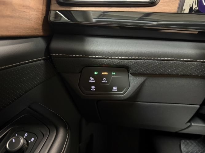 Used 2025 Volkswagen Atlas SE FWD image 18