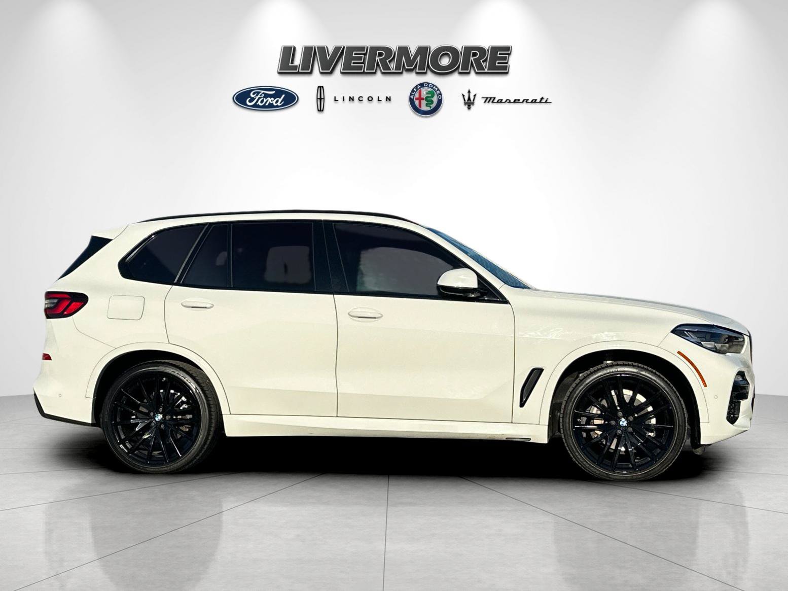 Used 2021 BMW X5 sDrive40i w/ M Sport Package RWD image 2
