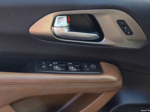 Used 2017 Chrysler Pacifica Limited FWD image 9