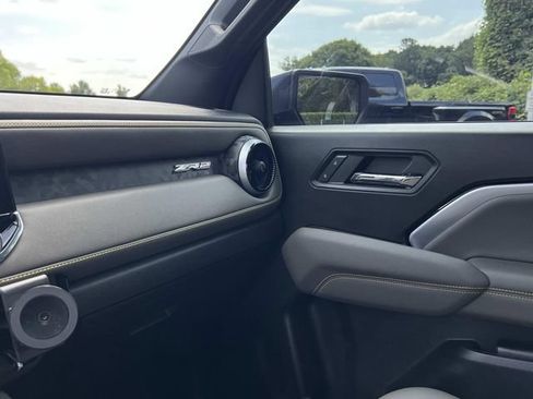 Used 2026 Chevrolet Colorado ZR2 w/ Technology Package AWD/4WD image 32