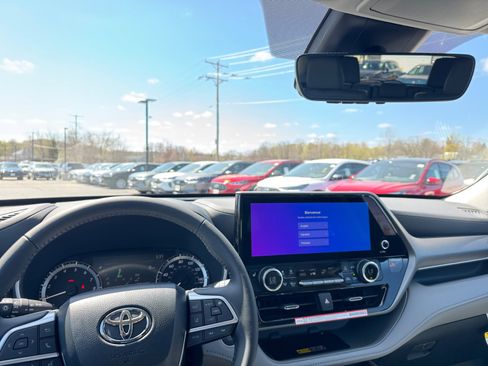 New 2026 Toyota Highlander XLE AWD/4WD image 2