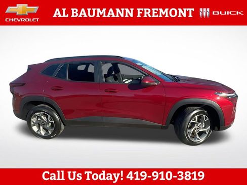 Used 2025 Chevrolet Trax LT FWD image 7