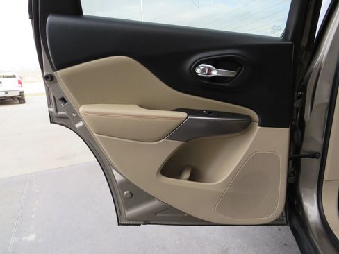 Used 2019 Jeep Cherokee Latitude w/ Popular Appearance Group image 39