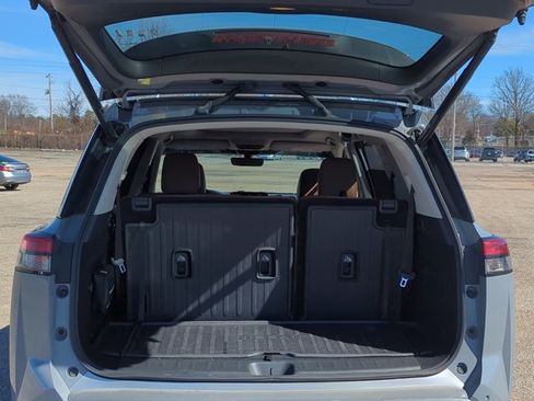 Used 2023 Nissan Pathfinder Platinum image 6