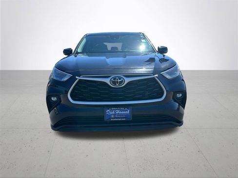 Used 2023 Toyota Highlander LE AWD/4WD image 3