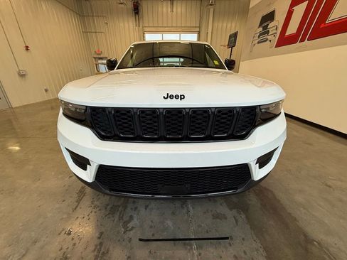 Used 2025 Jeep Grand Cherokee Altitude AWD/4WD image 24
