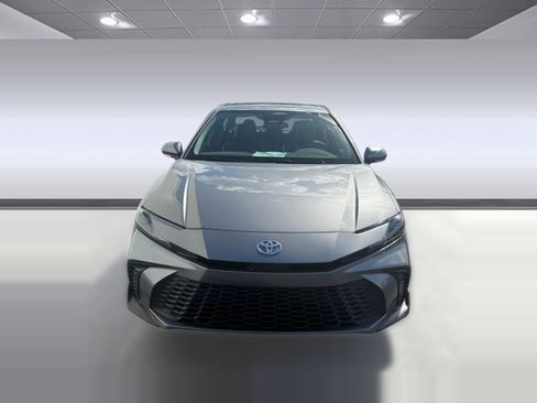 Used 2025 Toyota Camry SE image 5
