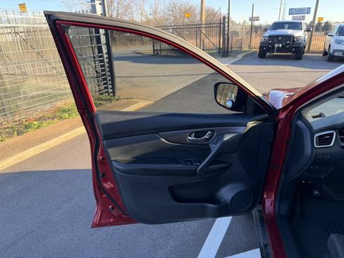 Used 2016 Nissan Rogue SV FWD image 21