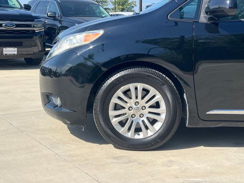 Used 2015 Toyota Sienna XLE w/ XLE Navigation Package FWD image 8