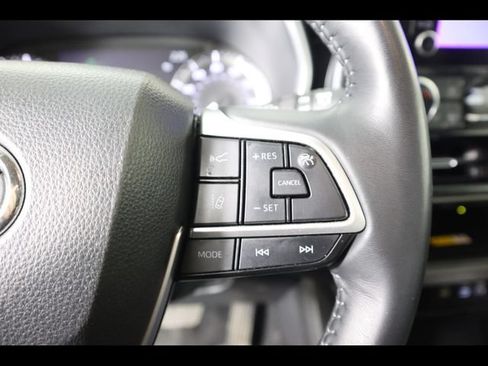 Used 2024 Toyota Highlander XLE FWD image 38