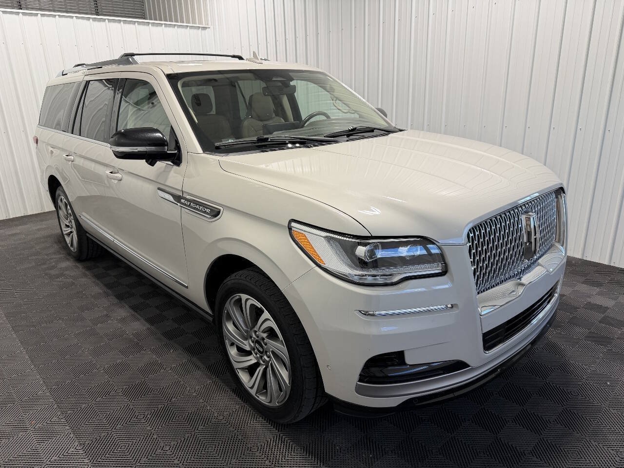 Used 2022 Lincoln Navigator L Reserve AWD/4WD image 5