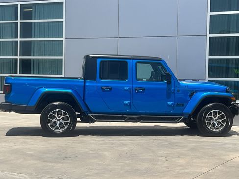 Used 2024 Jeep Gladiator Sport image 3