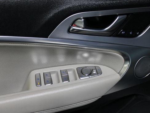 Used 2019 Genesis G70 3.3T Advanced RWD image 9