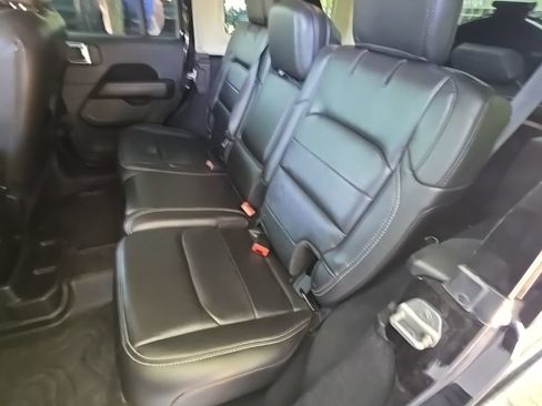 Used 2018 Jeep Wrangler Unlimited Sahara AWD/4WD image 14