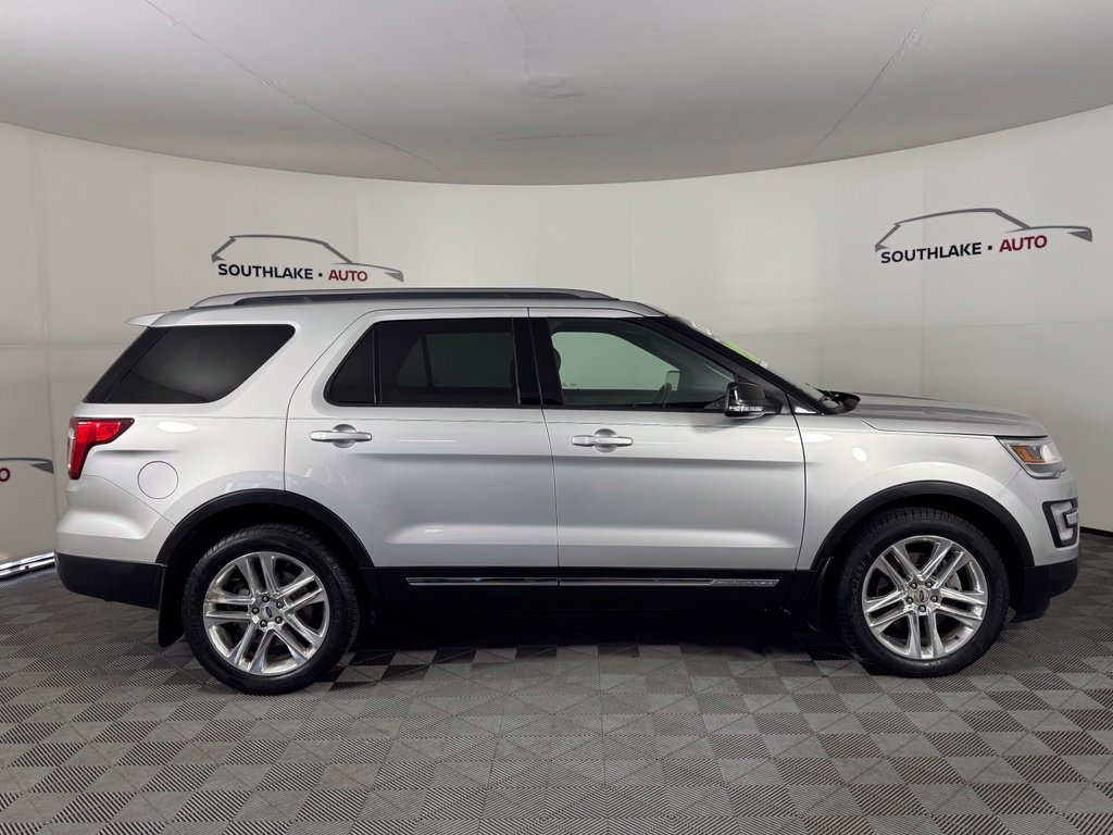 Used 2017 Ford Explorer XLT w/ Equipment Group 202A AWD/4WD image 9