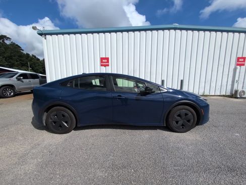 Used 2025 Toyota Prius LE FWD image 9