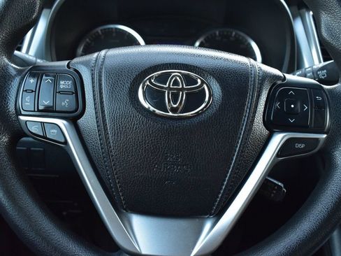 Used 2014 Toyota Highlander LE FWD image 25