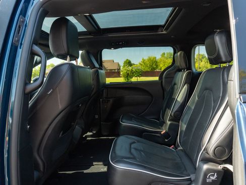 Used 2025 Chrysler Pacifica Limited FWD image 15