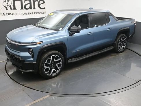 Used 2025 Chevrolet Silverado EV RST AWD/4WD image 38