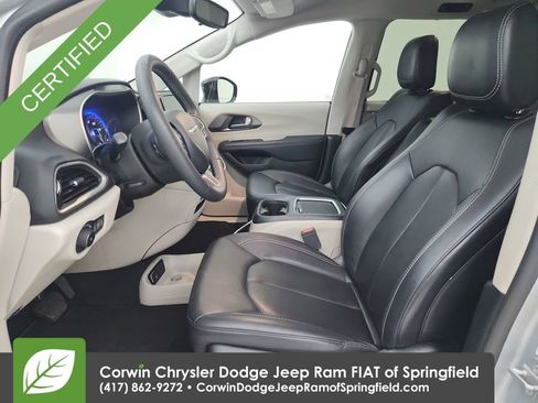 Certified 2024 Chrysler Pacifica Touring-L image 19