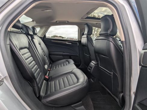 Used 2017 Ford Fusion SE w/ Fusion SE Technology Package image 15