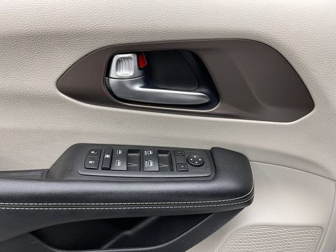 Used 2022 Chrysler Voyager LX FWD image 18