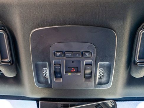 Used 2025 Toyota Camry SE w/ Convenience Package image 18