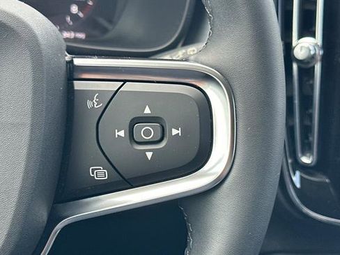 Used 2022 Volvo XC40 T5 Momentum image 26