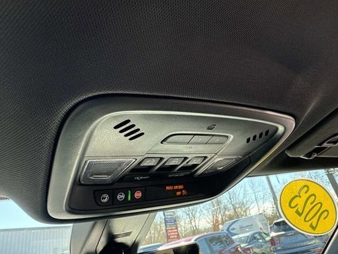 Used 2023 Chevrolet Traverse High Country image 32