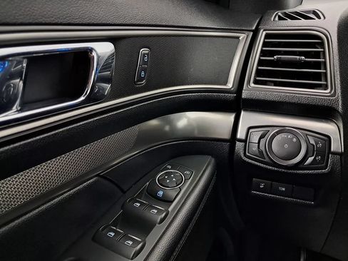 Used 2019 Ford Explorer XLT w/ Equipment Group 201A AWD/4WD image 16