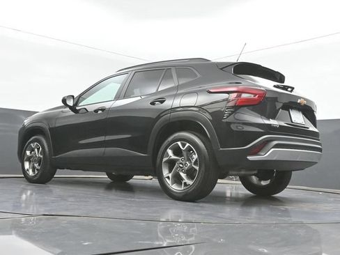 Used 2025 Chevrolet Trax LT w/ LT Convenience Package FWD image 42