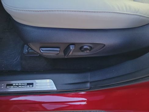 Used 2025 Toyota Grand Highlander FWD image 22