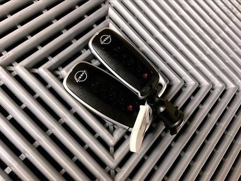 Used 2025 Nissan Pathfinder Platinum image 10