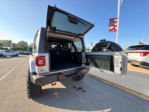 Used 2018 Jeep Wrangler Unlimited Sahara AWD/4WD image 24