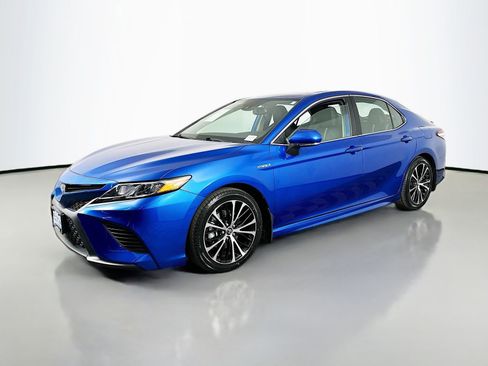 Used 2020 Toyota Camry SE w/ Sunroof Package image 3
